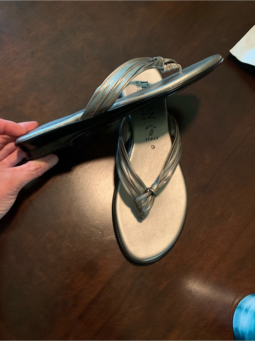 Womens Italian Shoemakers Aleena Thongs size 9